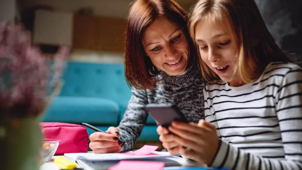 Giáo viên sử dụng AI để chấm bài thi