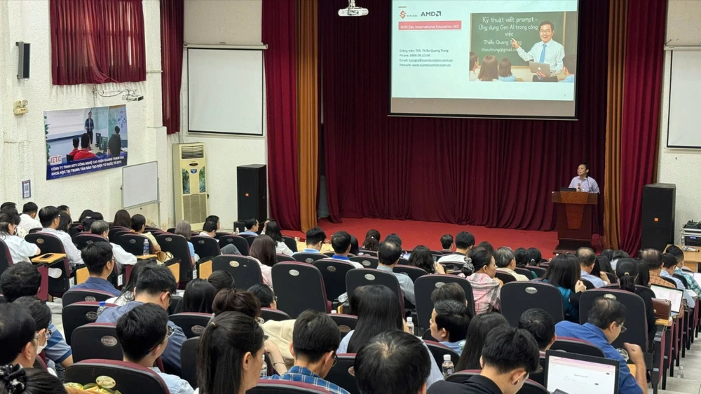 Công chức, viên chức tham gia khóa đào tạo AI