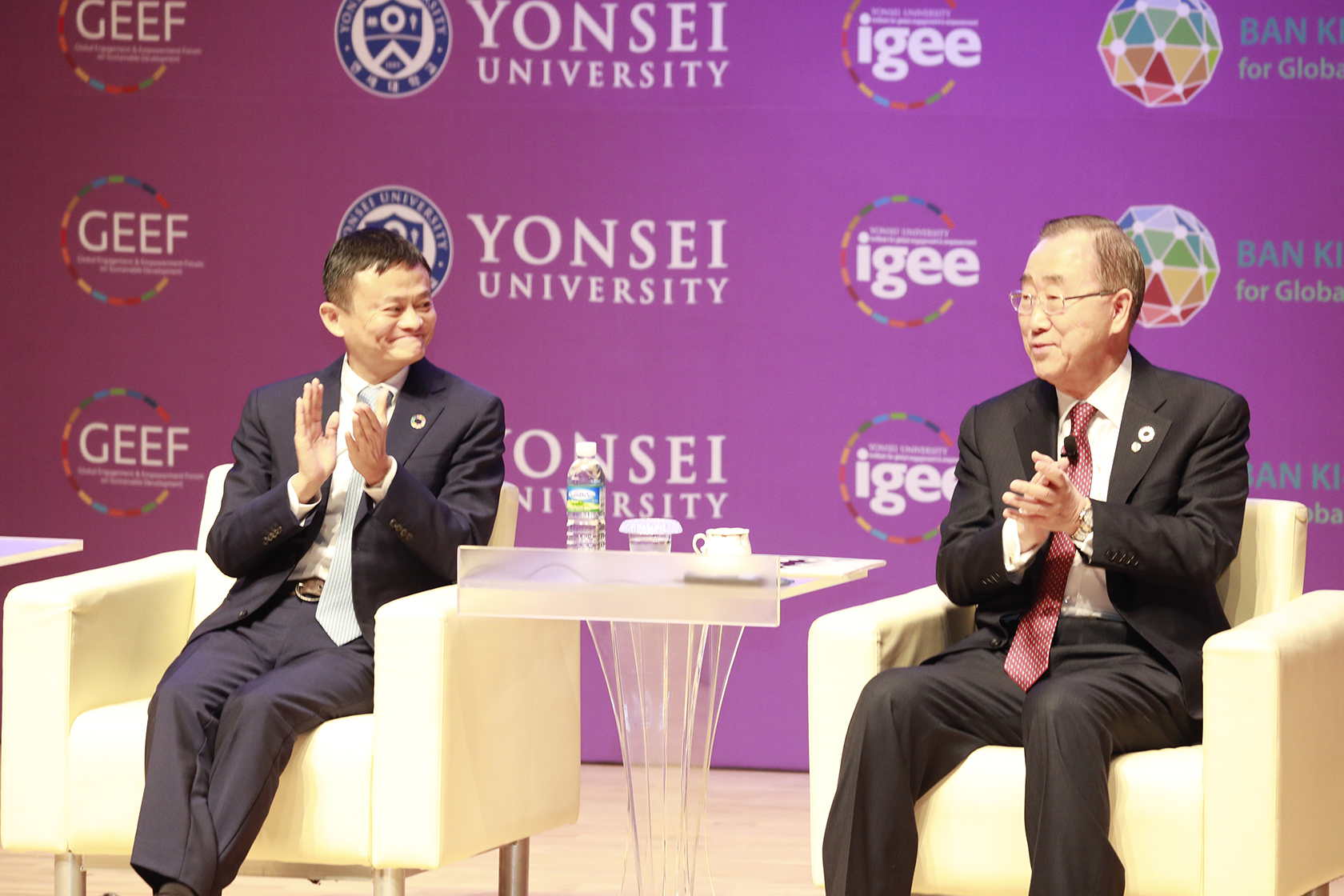 Jack Ma trong một sự kiện công nghệ quốc tế