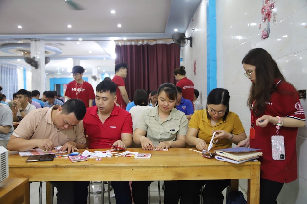 Giáo viên thực hành, tham gia các hoạt động STEM, từ đó, biết cách thiết kế bài giảng. Ảnh: Thu Hiền